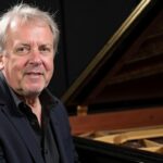 Pierre Perret : portrait d’une vie, ses chefs-d’œuvre musicaux, et son parcours familial et professionnel